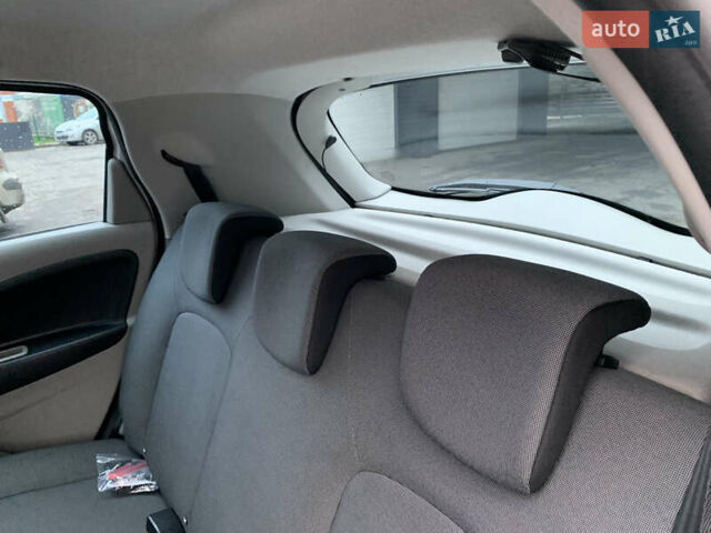 Белый Рено Зое, объемом двигателя 0 л и пробегом 64 тыс. км за 7600 $, фото 17 на Automoto.ua