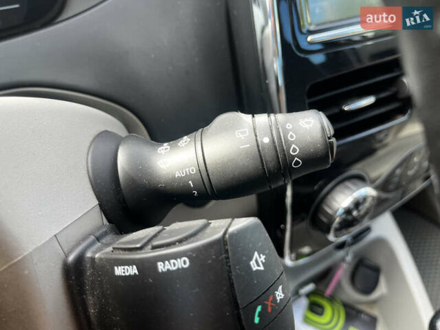 Білий Рено Зое, об'ємом двигуна 0 л та пробігом 123 тис. км за 6900 $, фото 37 на Automoto.ua