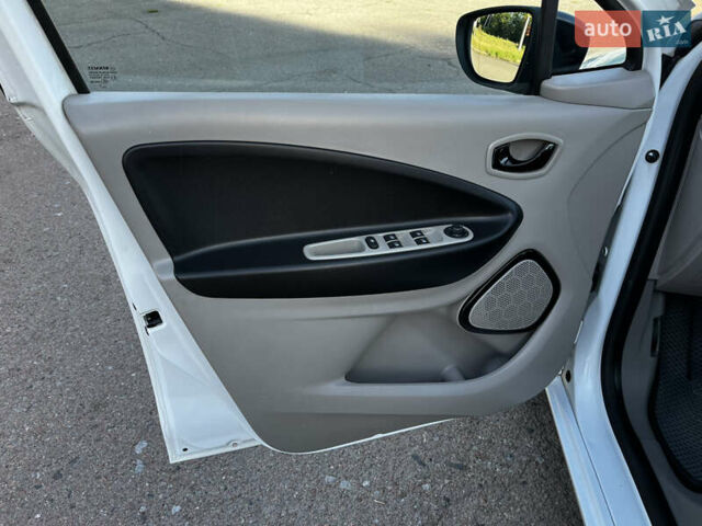 Белый Рено Зое, объемом двигателя 0 л и пробегом 123 тыс. км за 6850 $, фото 41 на Automoto.ua