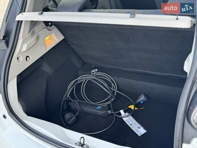 Белый Рено Зое, объемом двигателя 0 л и пробегом 167 тыс. км за 6599 $, фото 24 на Automoto.ua