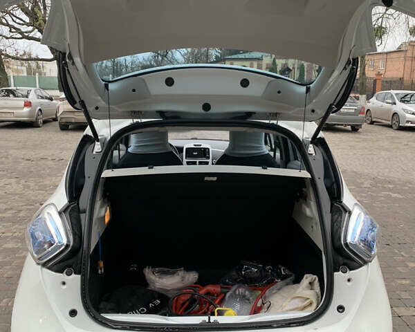 Белый Рено Зое, объемом двигателя 0 л и пробегом 64 тыс. км за 7600 $, фото 22 на Automoto.ua