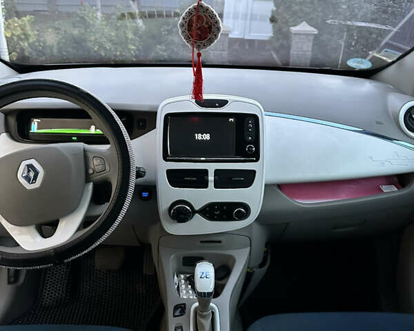 Рено Зое 2014 в Полтаве на Automoto.ua Белый Рено Зое, объемом двигателя 0 л и пробегом 41 тыс. км за 7300 $, фото 5 на Automoto.ua