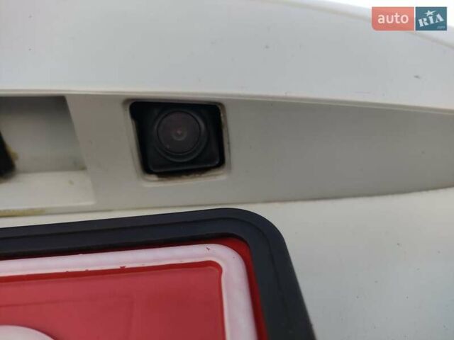 Белый Рено Зое, объемом двигателя 0 л и пробегом 79 тыс. км за 6300 $, фото 23 на Automoto.ua