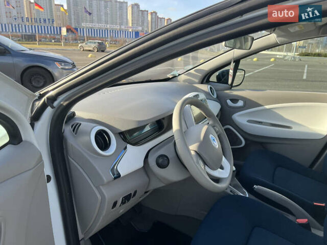 Білий Рено Зое, об'ємом двигуна 0 л та пробігом 115 тис. км за 6550 $, фото 46 на Automoto.ua