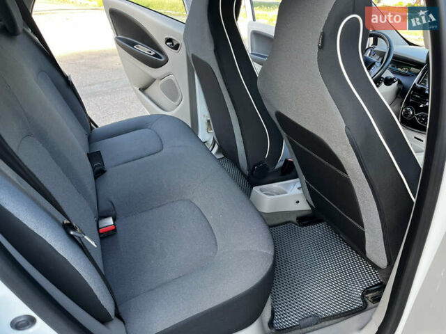 Белый Рено Зое, объемом двигателя 0 л и пробегом 123 тыс. км за 6850 $, фото 18 на Automoto.ua