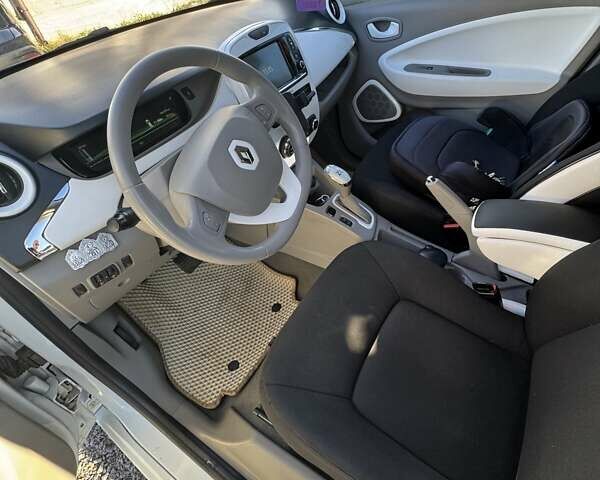 Белый Рено Зое, объемом двигателя 0 л и пробегом 166 тыс. км за 5800 $, фото 7 на Automoto.ua