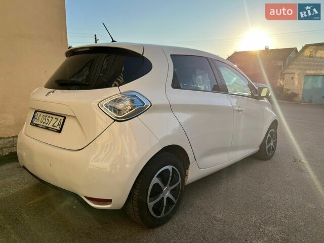 Белый Рено Зое, объемом двигателя 0 л и пробегом 130 тыс. км за 5999 $, фото 3 на Automoto.ua