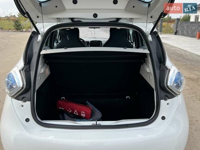 Белый Рено Зое, объемом двигателя 0 л и пробегом 137 тыс. км за 6350 $, фото 19 на Automoto.ua