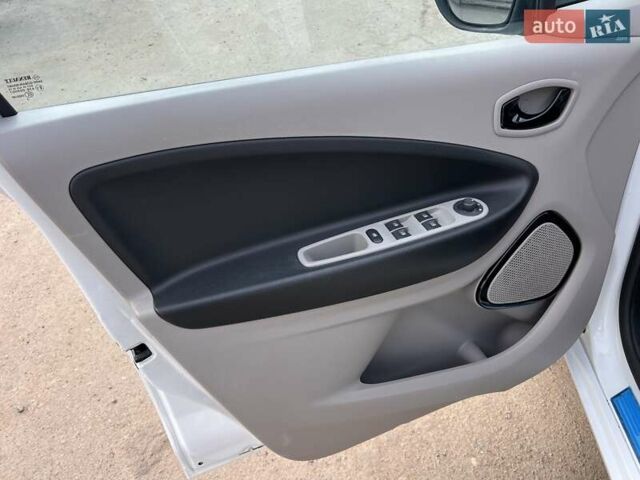 Белый Рено Зое, объемом двигателя 0 л и пробегом 137 тыс. км за 6350 $, фото 15 на Automoto.ua