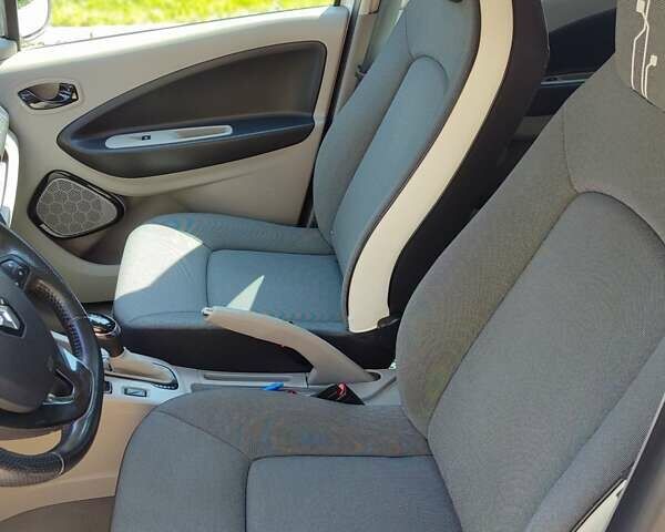 Білий Рено Зое, об'ємом двигуна 0 л та пробігом 89 тис. км за 6500 $, фото 4 на Automoto.ua