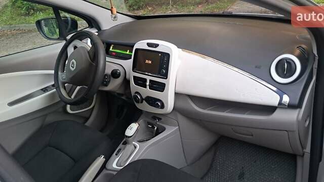 Білий Рено Зое, об'ємом двигуна 0 л та пробігом 96 тис. км за 5800 $, фото 9 на Automoto.ua