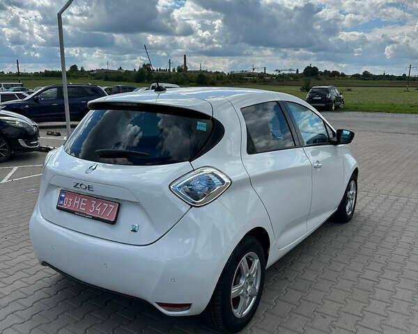 Белый Рено Зое, объемом двигателя 0 л и пробегом 87 тыс. км за 6400 $, фото 8 на Automoto.ua
