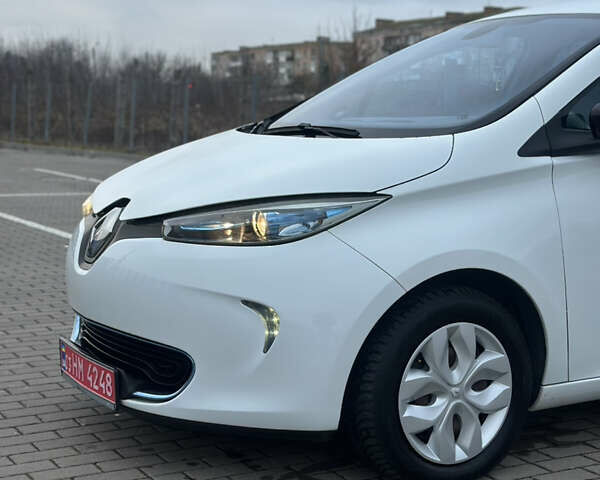 Белый Рено Зое, объемом двигателя 0 л и пробегом 50 тыс. км за 6300 $, фото 11 на Automoto.ua