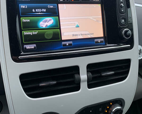 Белый Рено Зое, объемом двигателя 0 л и пробегом 64 тыс. км за 7600 $, фото 16 на Automoto.ua