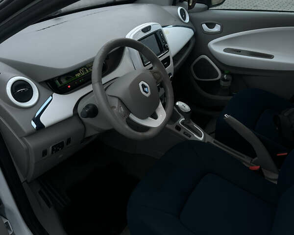 Белый Рено Зое, объемом двигателя 0 л и пробегом 50 тыс. км за 6300 $, фото 13 на Automoto.ua