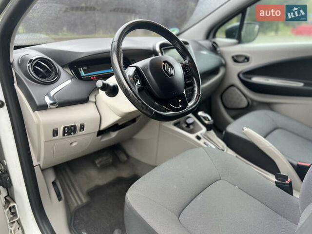 Белый Рено Зое, объемом двигателя 0 л и пробегом 103 тыс. км за 6799 $, фото 37 на Automoto.ua