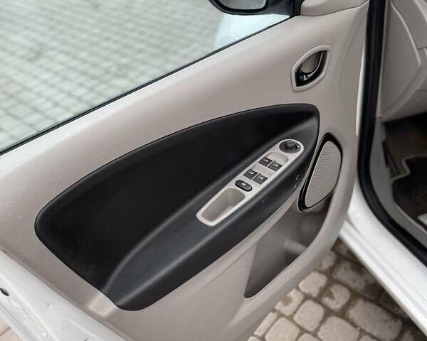 Белый Рено Зое, объемом двигателя 0 л и пробегом 98 тыс. км за 7000 $, фото 22 на Automoto.ua