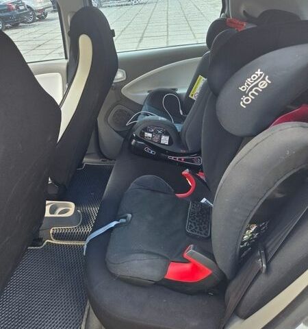 Белый Рено Зое, объемом двигателя 0 л и пробегом 58 тыс. км за 8000 $, фото 10 на Automoto.ua