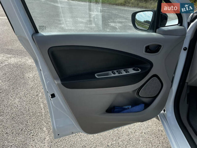Білий Рено Зое, об'ємом двигуна 0 л та пробігом 123 тис. км за 6900 $, фото 15 на Automoto.ua
