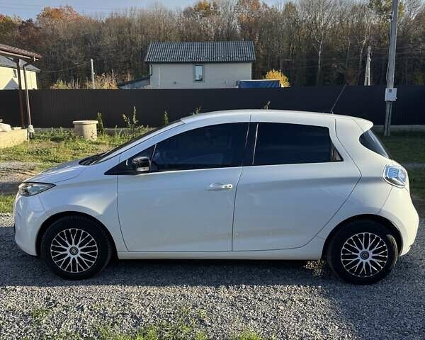 Белый Рено Зое, объемом двигателя 0 л и пробегом 166 тыс. км за 5800 $, фото 8 на Automoto.ua