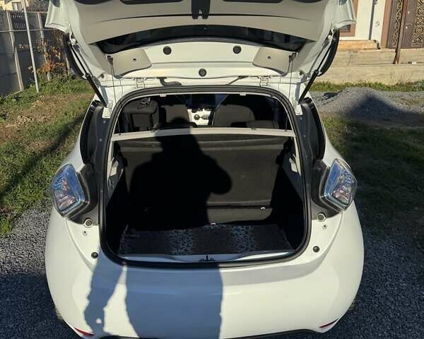 Белый Рено Зое, объемом двигателя 0 л и пробегом 166 тыс. км за 5800 $, фото 10 на Automoto.ua