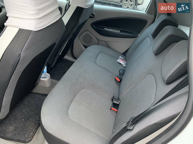 Белый Рено Зое, объемом двигателя 0 л и пробегом 64 тыс. км за 7600 $, фото 18 на Automoto.ua