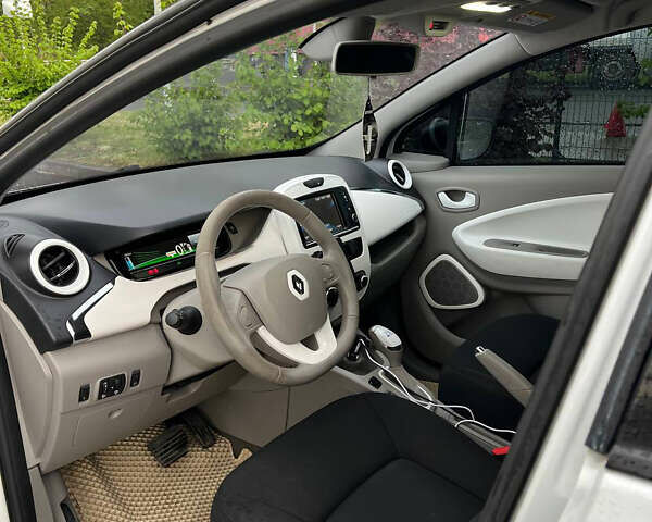 Белый Рено Зое, объемом двигателя 0 л и пробегом 152 тыс. км за 5700 $, фото 11 на Automoto.ua