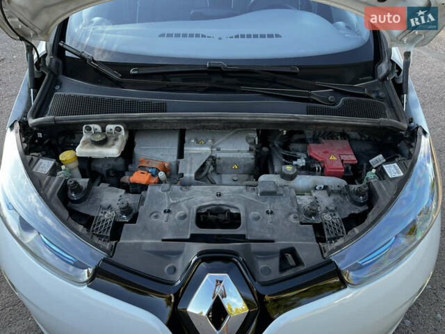 Белый Рено Зое, объемом двигателя 0 л и пробегом 123 тыс. км за 6850 $, фото 45 на Automoto.ua
