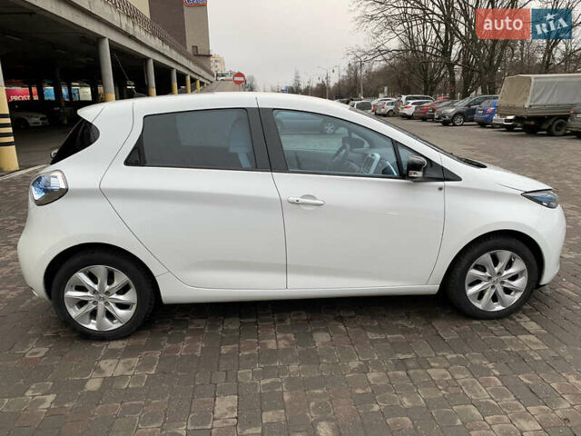 Белый Рено Зое, объемом двигателя 0 л и пробегом 64 тыс. км за 7600 $, фото 6 на Automoto.ua