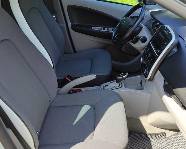 Білий Рено Зое, об'ємом двигуна 0 л та пробігом 89 тис. км за 6500 $, фото 12 на Automoto.ua