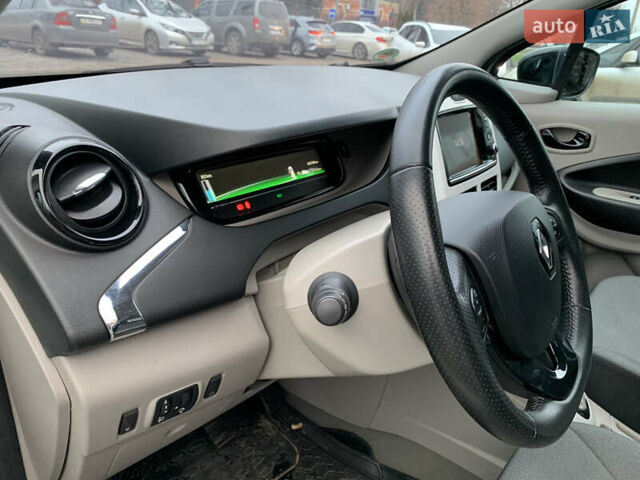 Белый Рено Зое, объемом двигателя 0 л и пробегом 64 тыс. км за 7600 $, фото 25 на Automoto.ua