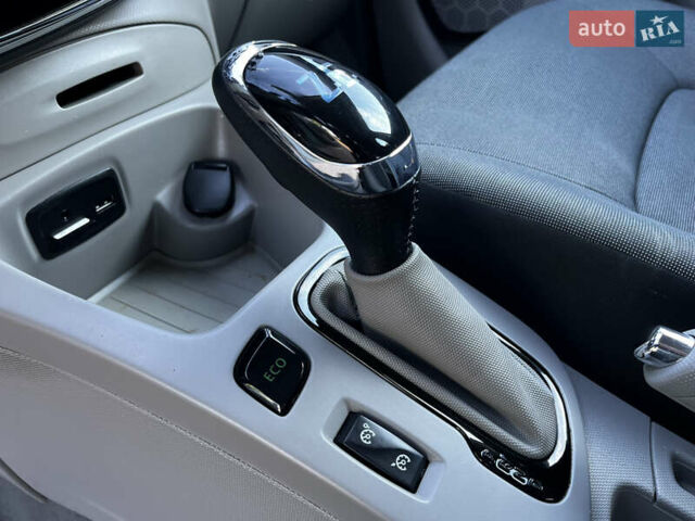 Белый Рено Зое, объемом двигателя 0 л и пробегом 123 тыс. км за 6850 $, фото 31 на Automoto.ua