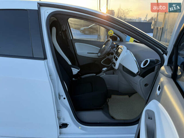 Белый Рено Зое, объемом двигателя 0 л и пробегом 168 тыс. км за 5500 $, фото 34 на Automoto.ua