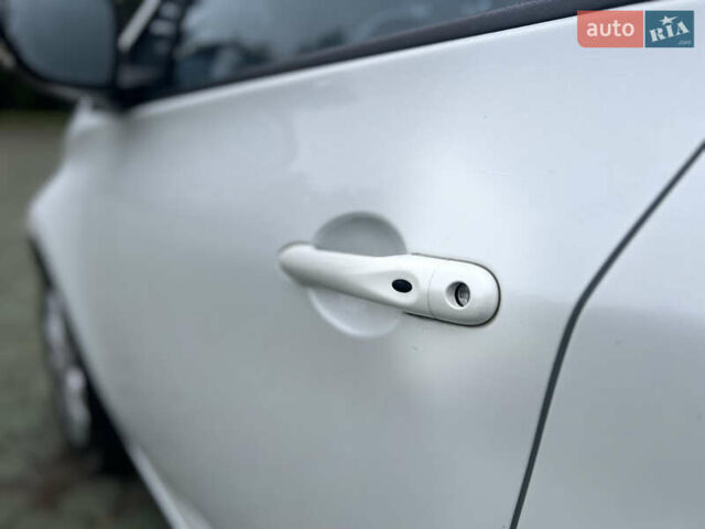 Белый Рено Зое, объемом двигателя 0 л и пробегом 103 тыс. км за 6799 $, фото 42 на Automoto.ua