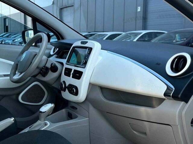 Белый Рено Зое, объемом двигателя 0 л и пробегом 56 тыс. км за 6440 $, фото 18 на Automoto.ua