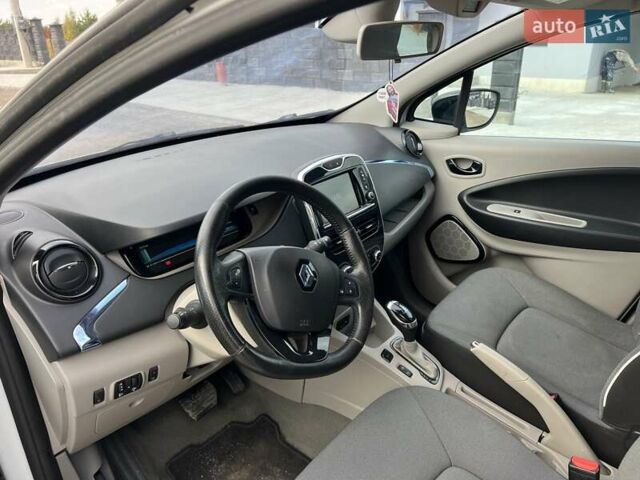 Белый Рено Зое, объемом двигателя 0 л и пробегом 137 тыс. км за 6350 $, фото 16 на Automoto.ua