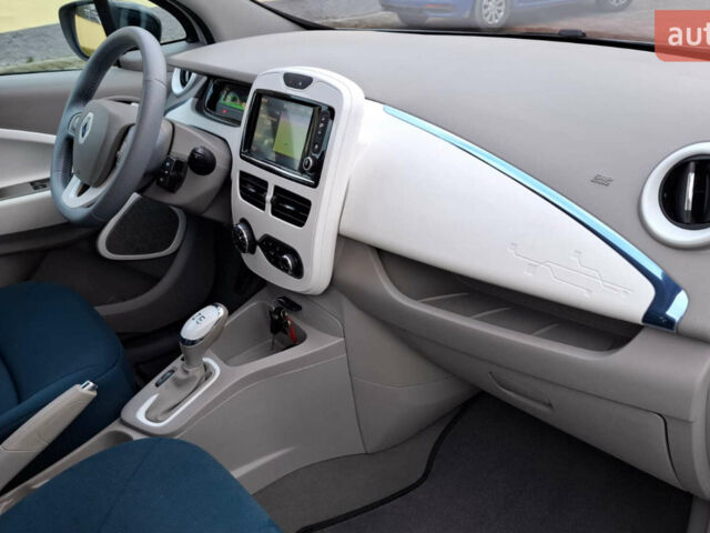 Белый Рено Зое, объемом двигателя 0 л и пробегом 72 тыс. км за 58283 $, фото 10 на Automoto.ua