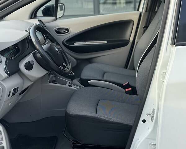 Белый Рено Зое, объемом двигателя 0 л и пробегом 167 тыс. км за 6599 $, фото 18 на Automoto.ua