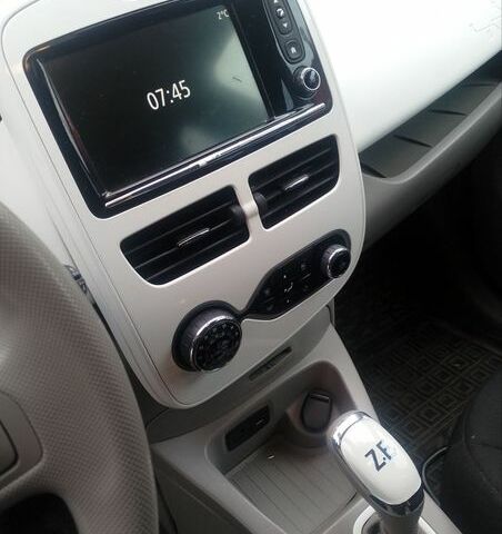 Белый Рено Зое, объемом двигателя 0 л и пробегом 137 тыс. км за 6550 $, фото 7 на Automoto.ua