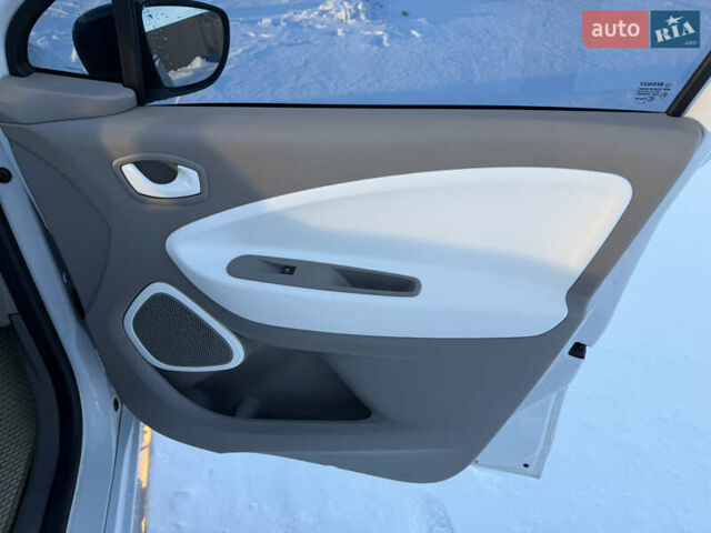 Белый Рено Зое, объемом двигателя 0 л и пробегом 168 тыс. км за 5500 $, фото 33 на Automoto.ua