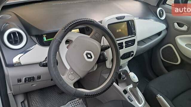 Білий Рено Зое, об'ємом двигуна 0 л та пробігом 96 тис. км за 5800 $, фото 5 на Automoto.ua