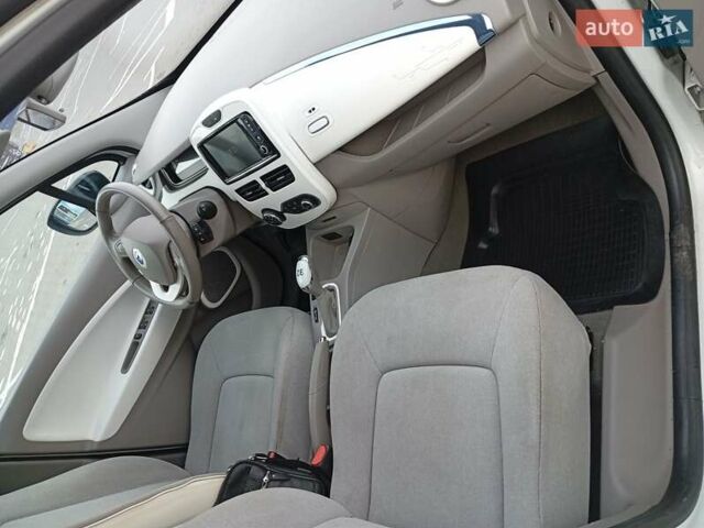 Рено Зое 2014 в Ковель на Automoto.ua Белый Рено Зое, объемом двигателя 0 л и пробегом 156 тыс. км за 5999 $, фото 12 на Automoto.ua