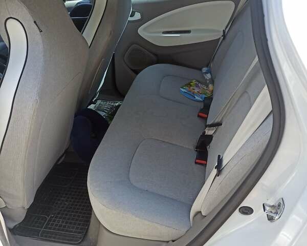 Белый Рено Зое, объемом двигателя 0 л и пробегом 61 тыс. км за 8880 $, фото 5 на Automoto.ua
