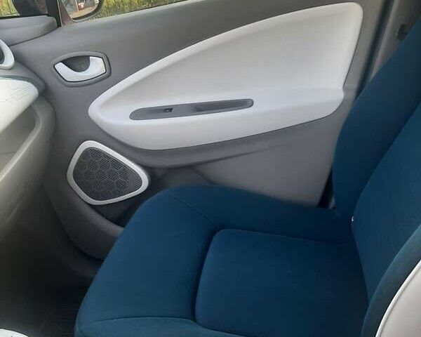 Белый Рено Зое, объемом двигателя 0 л и пробегом 177 тыс. км за 6350 $, фото 2 на Automoto.ua