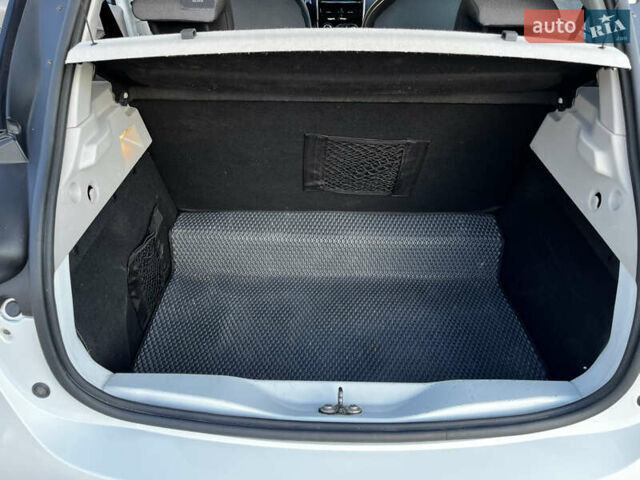 Білий Рено Зое, об'ємом двигуна 0 л та пробігом 123 тис. км за 6900 $, фото 42 на Automoto.ua