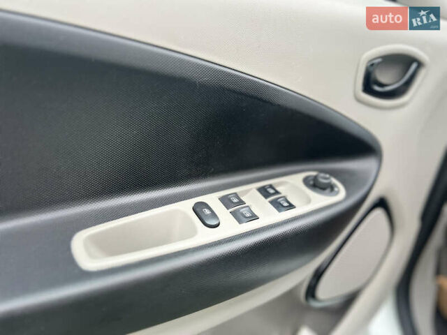 Белый Рено Зое, объемом двигателя 0 л и пробегом 103 тыс. км за 6799 $, фото 41 на Automoto.ua