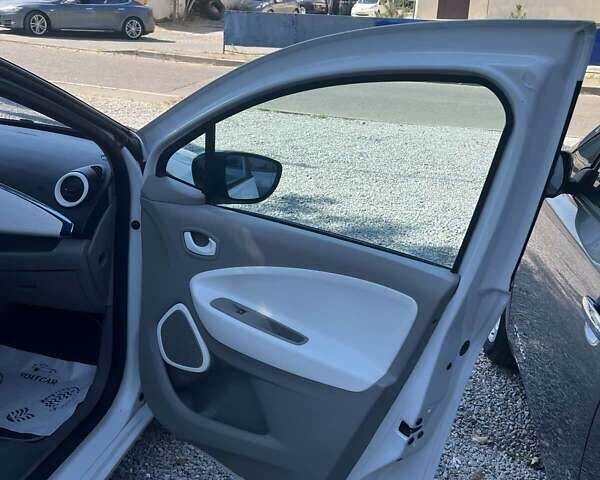 Белый Рено Зое, объемом двигателя 0 л и пробегом 146 тыс. км за 6200 $, фото 10 на Automoto.ua