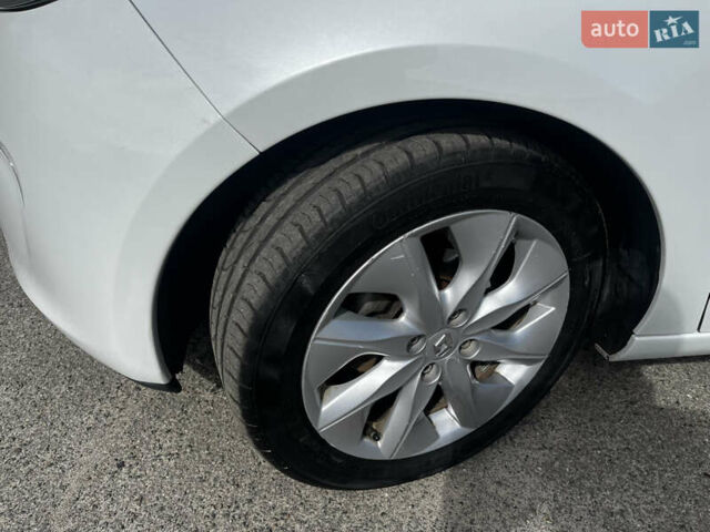 Білий Рено Зое, об'ємом двигуна 0 л та пробігом 123 тис. км за 6900 $, фото 12 на Automoto.ua