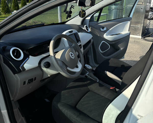 Белый Рено Зое, объемом двигателя 0 л и пробегом 111 тыс. км за 6500 $, фото 11 на Automoto.ua