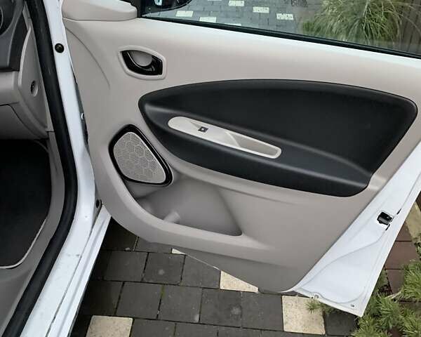 Білий Рено Зое, об'ємом двигуна 0 л та пробігом 68 тис. км за 5800 $, фото 11 на Automoto.ua